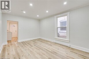 33 Albion St in Brantford, ON - Building Photo