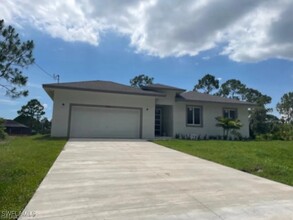 762 Anaconda Ave S in Lehigh Acres, FL - Building Photo - Building Photo