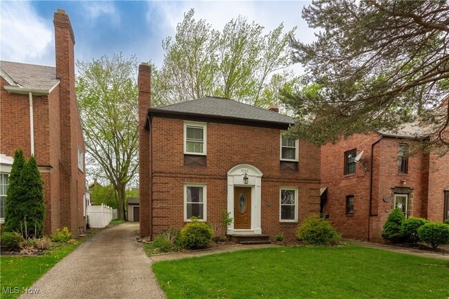 property at 3702 Glencairn Rd