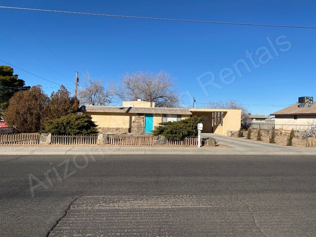 2601 Louise Ave in Kingman, AZ - Foto de edificio - Building Photo