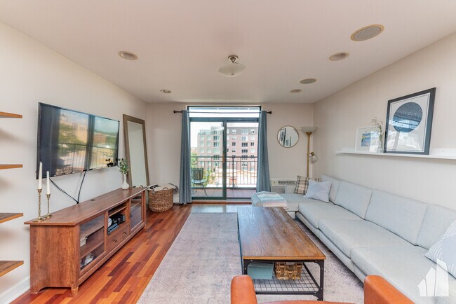 3900 N Pine Grove Ave in Chicago, IL - Building Photo - Building Photo