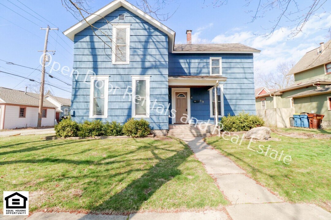 210 W 4th St in Auburn, IN - Building Photo