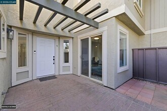 102 Luna Grande Cir in Sacramento, CA - Building Photo - Building Photo