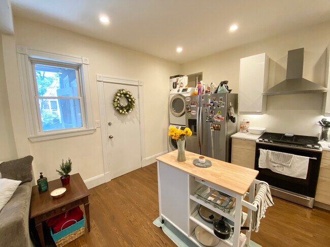 115 Buttonwood St, Unit T in Boston, MA - Foto de edificio - Building Photo