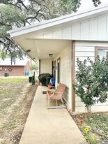 1005 Commerce St in Pleasanton, TX - Building Photo