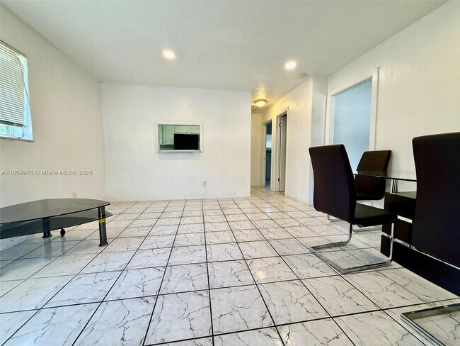 1700 SW 44th Terrace in Fort Lauderdale, FL - Foto de edificio - Building Photo