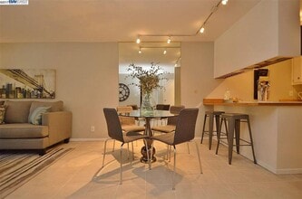 325 Kitty Hawk Rd in Alameda, CA - Building Photo - Building Photo