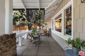 8050 Jovenita Canyon Dr in West Hollywood, CA - Building Photo - Building Photo