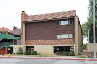 21792 Brookhurst St in Huntington Beach, CA - Building Photo - Building Photo