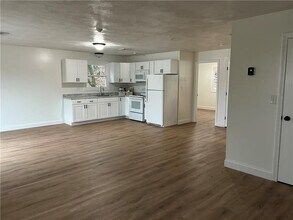 304 Front St in Lincoln, RI - Foto de edificio - Building Photo