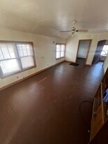 406 1/2 E 1st St in Newton, KS - Building Photo