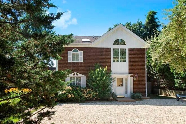 42 Towd Point Rd in Southampton, NY - Building Photo - Building Photo