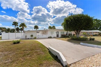 124 Field Ave E in Venice, FL - Building Photo - Building Photo