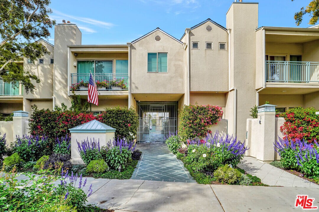 14101 Dickens St in Sherman Oaks, CA - Building Photo