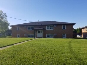 409 4th St NE, Unit 1 in Mitchellville, IA - Building Photo - Building Photo