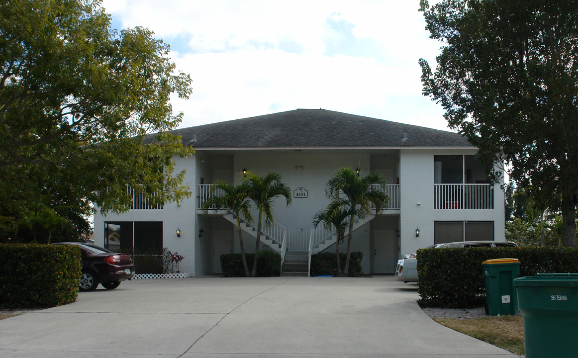 4251 Gulfstream Dr in Naples, FL - Foto de edificio