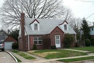 120 Fairfield Ave in Mineola, NY - Building Photo