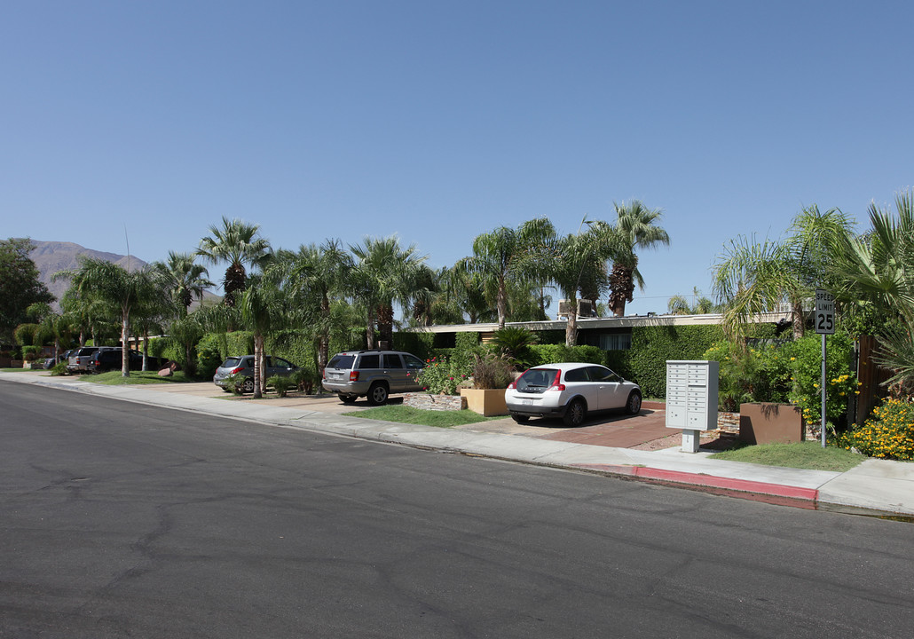 920 E Chuckwalla Rd in Palm Springs, CA - Foto de edificio
