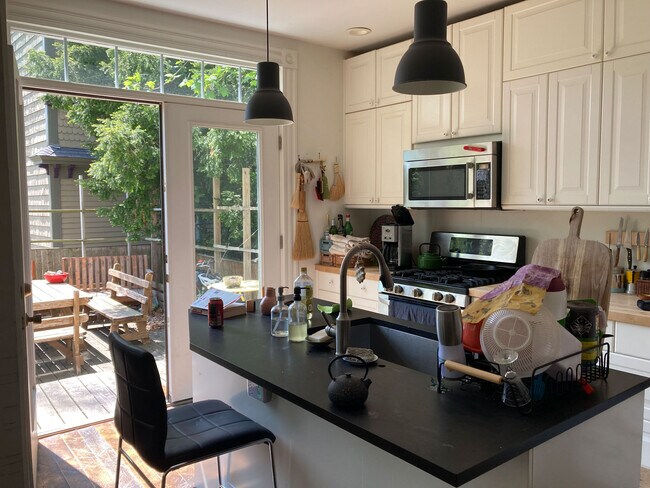 184 School St, Unit 1 in Boston, MA - Foto de edificio - Building Photo