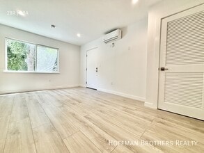 564 N Kenmore Ave, Unit 2 in Los Angeles, CA - Building Photo - Building Photo