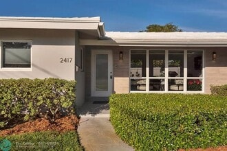 2417 Bayview Dr in Fort Lauderdale, FL - Foto de edificio - Building Photo