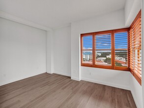 2421 Lake Pancoast Dr in Miami Beach, FL - Foto de edificio - Building Photo