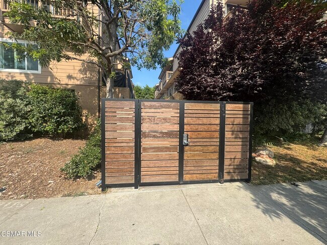 12115 Valleyheart Dr in Los Angeles, CA - Building Photo - Building Photo