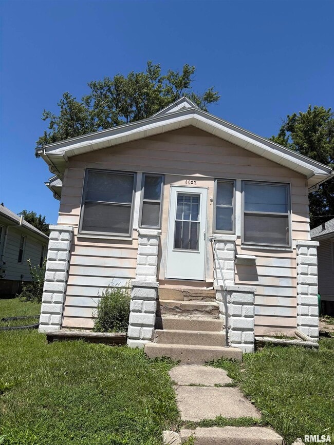 property at 1107 W Gilbert Ave