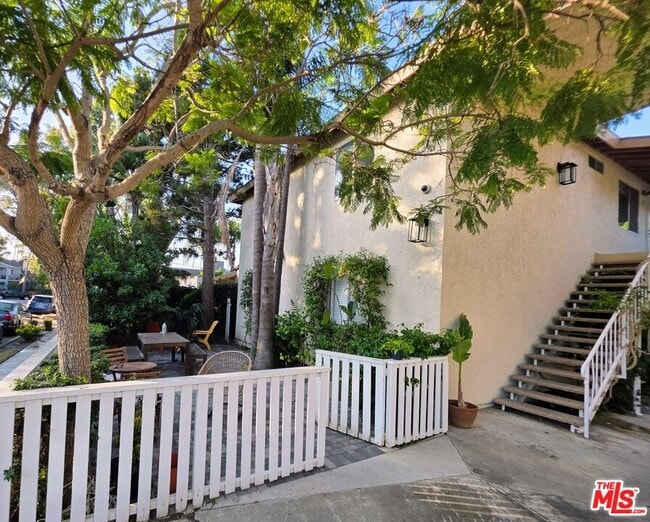 1029 Pleasant View Ave in Los Angeles, CA - Building Photo - Building Photo