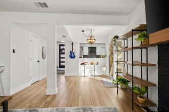 7001 Woodhue Dr in Austin, TX - Building Photo - Building Photo