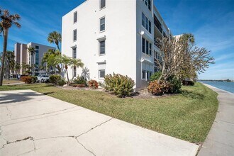 7625 Sun Island Dr S in South Pasadena, FL - Building Photo - Building Photo