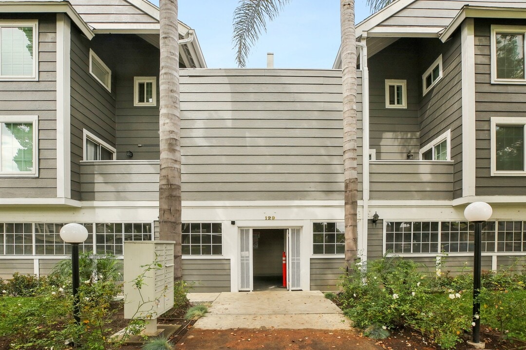 129 S Olive St in Anaheim, CA - Building Photo