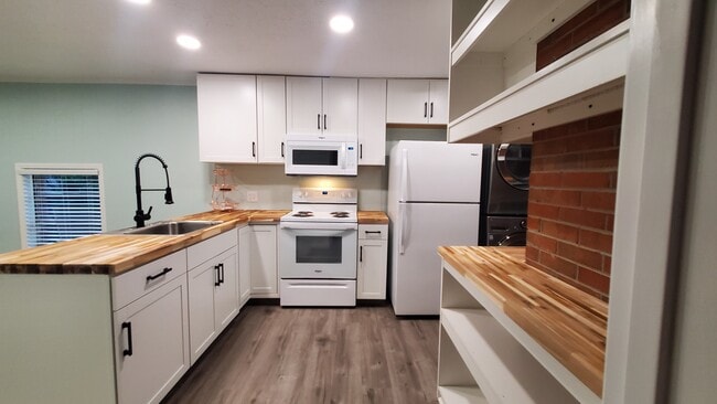 2412 Jacqueline Cir, Unit Efficiency Apartment