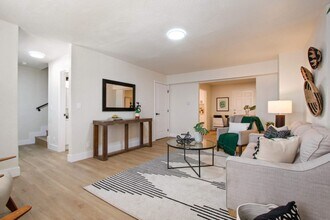 6337 10th Ave in Los Angeles, CA - Building Photo - Interior Photo