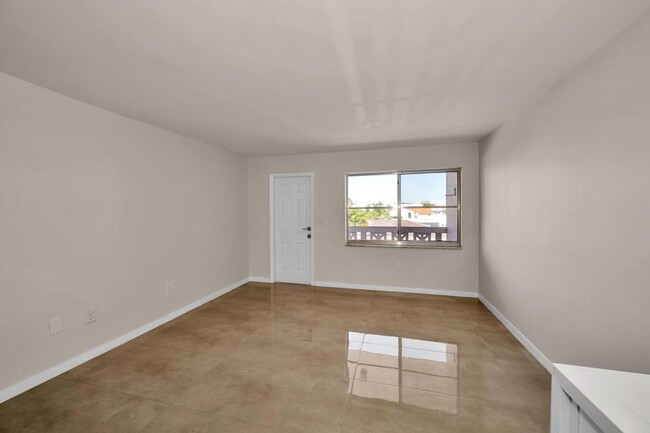 1575 Euclid Ave in Miami Beach, FL - Building Photo - Building Photo