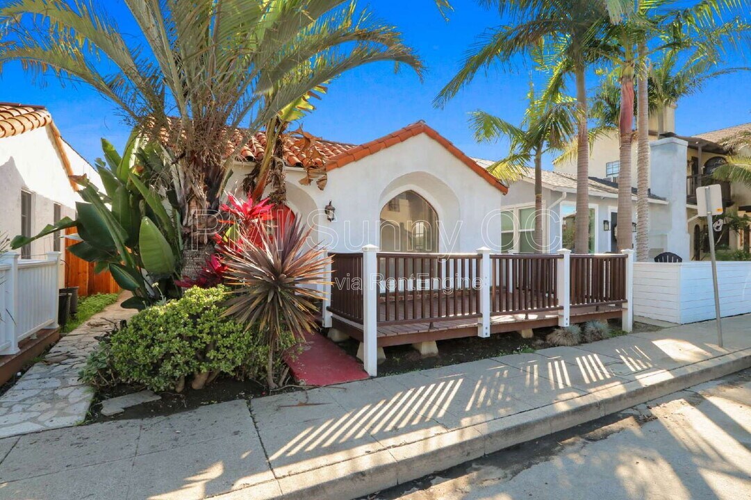 5768 Campo Walk in Long Beach, CA - Building Photo