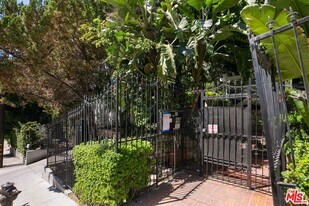 1323 N Olive Dr in West Hollywood, CA - Building Photo