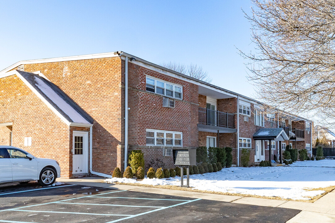 Fardale Gardens in Farmingdale, NY - Building Photo