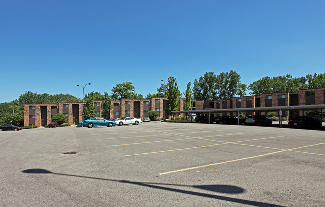 Campus View Apartments in Toledo, OH - Building Photo - Building Photo