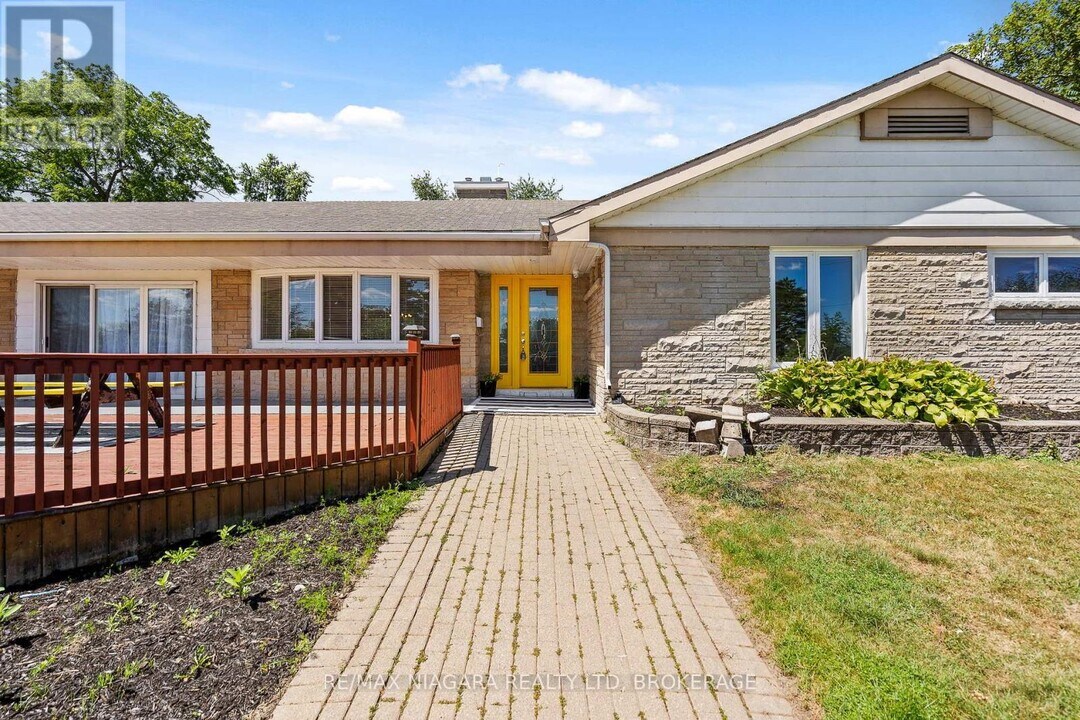 290 Lakeshore Rd in Fort Erie, ON - Building Photo