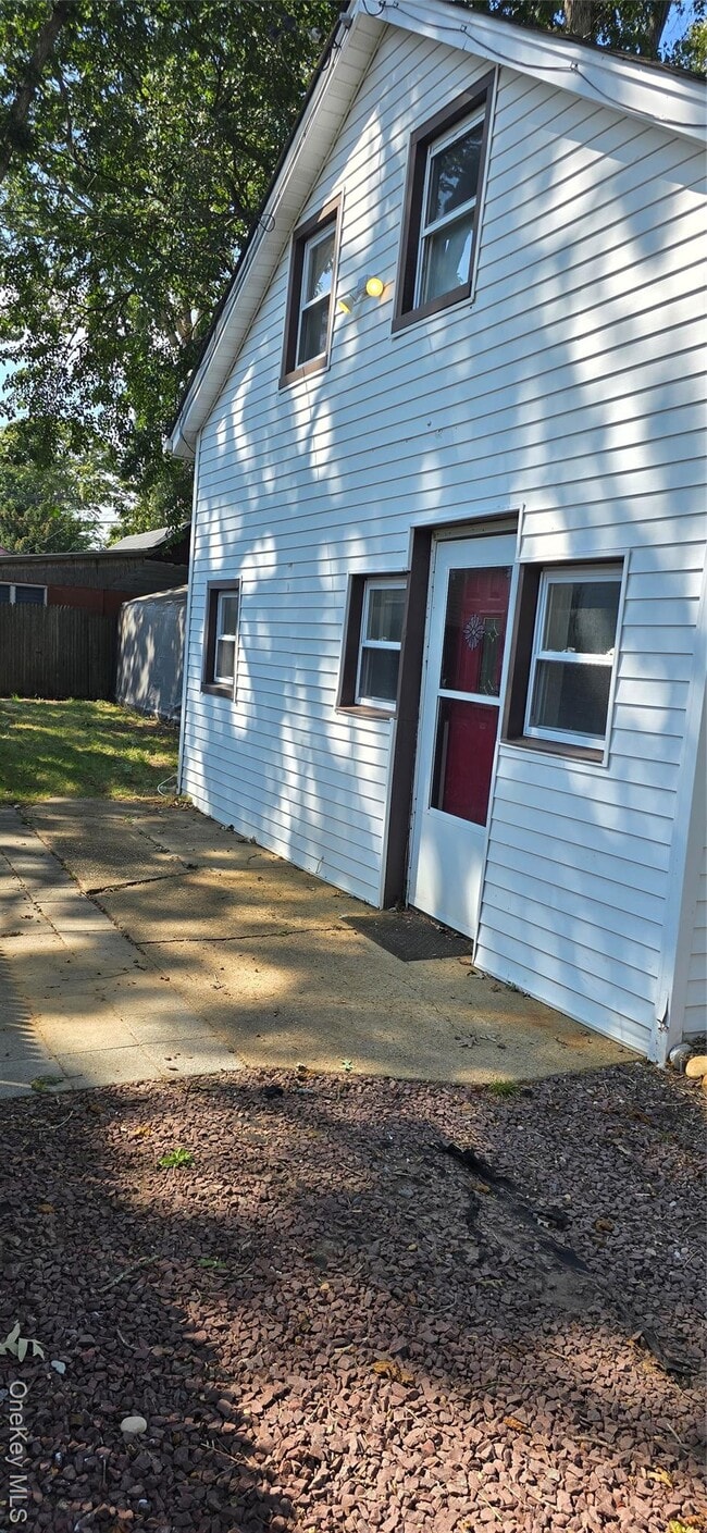 84 Pleasure Ave in Lake Ronkonkoma, NY - Building Photo - Building Photo