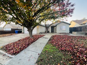 2226 N Glacier Way in Hanford, CA - Foto de edificio - Building Photo