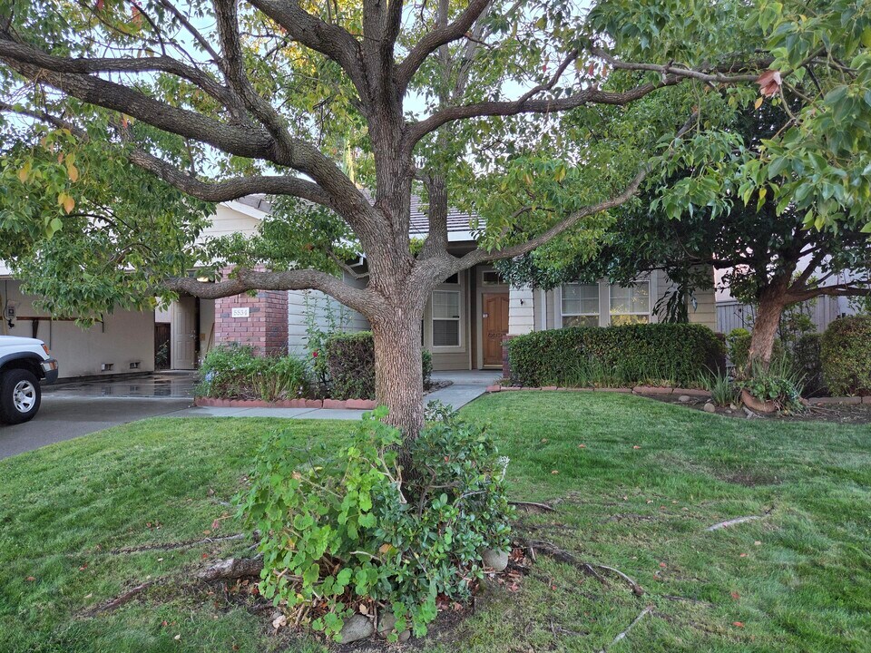 5534 New Vista Dr in Rocklin, CA - Foto de edificio