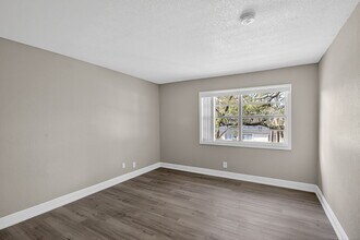 Willow Brooke Apartments in Tampa, FL - Building Photo - Building Photo