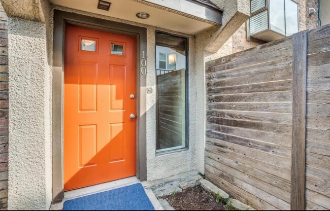 2020 N Garrett Ave in Dallas, TX - Building Photo - Building Photo