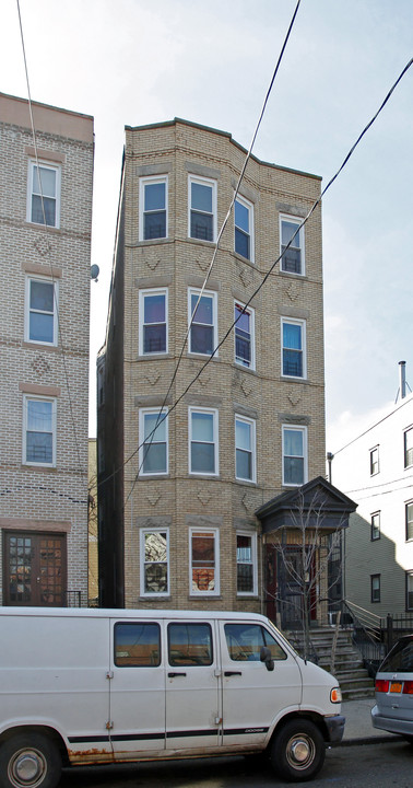 24 Pier St in Yonkers, NY - Building Photo