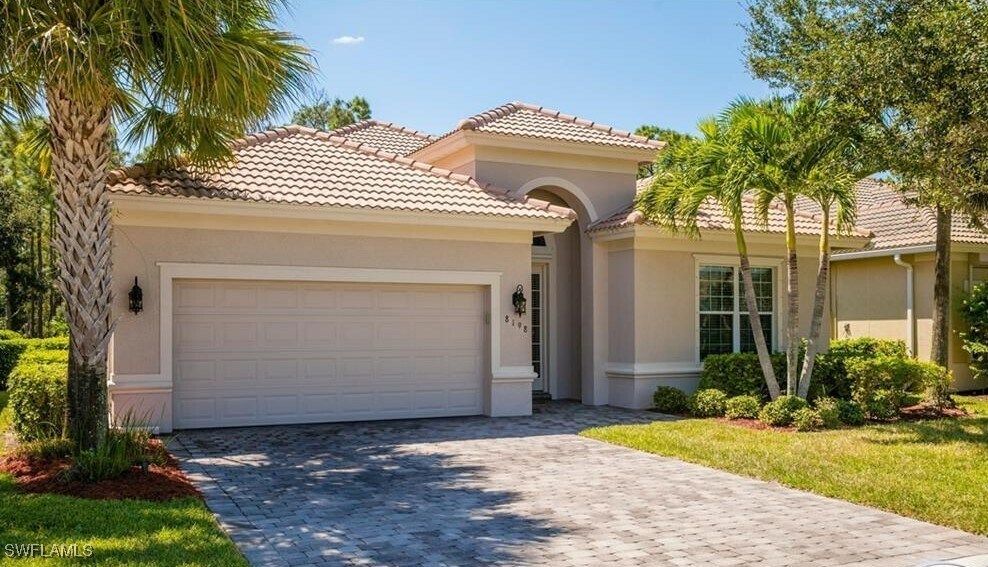 8198 Valiant Dr in Naples, FL - Building Photo