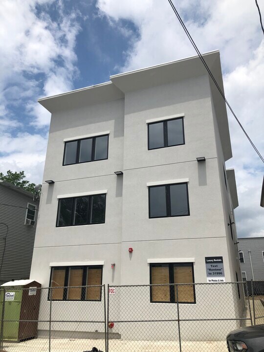47 Godwin St in Paterson, NJ - Building Photo