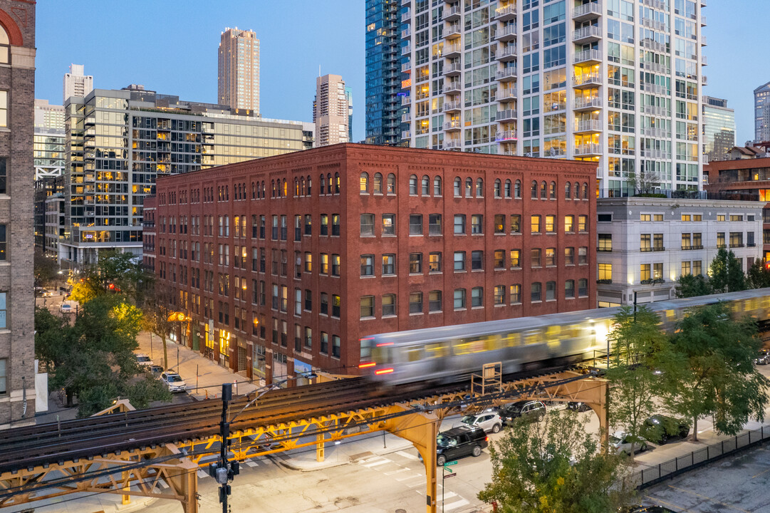 Huron Street Lofts in Chicago, IL - Building Photo