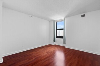 3660 N Lake Shore Dr, Unit 4410 in Chicago, IL - Building Photo - Building Photo